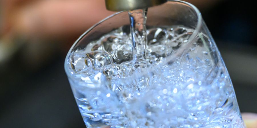 Teile des Trinkwassers in Domat/Ems sind mit Schadstoffen belastet - Grenzwerte werden aktuell gemäss der Gemeinde keine überschritten. Dennoch führt dieser Umstand nun dazu, dass da...