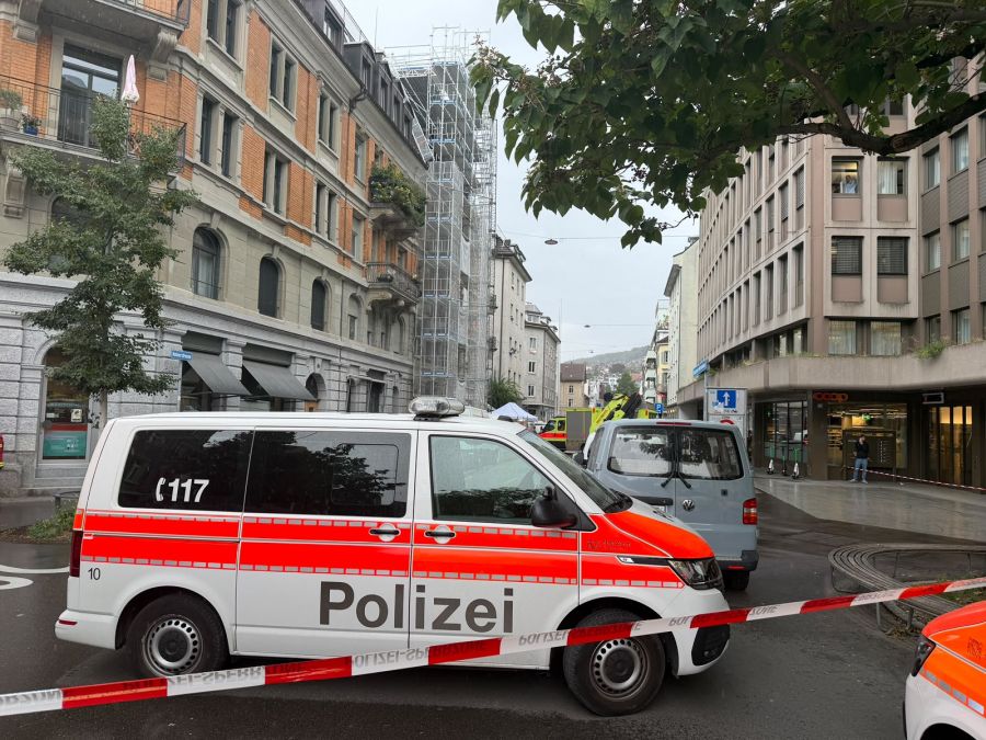 Die Unfallstelle in Zürich ist grossflächig abgesperrt.