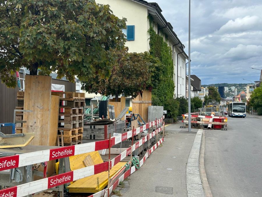 Sie sagt, dass sie deshalb 25-30 Prozent der Einnahmen eingebüsst hat.