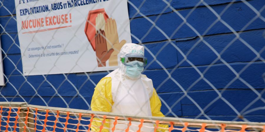 ARCHIV - Ein Mitarbeiter des Gesundheitswesens in einem Behandlungszentrum für Ebola-Patienten in der Provinz Nord-Kivu im Osten des Kongo. Foto: Sebastien Kitsa Musayi/AP/dpa/Archivbild