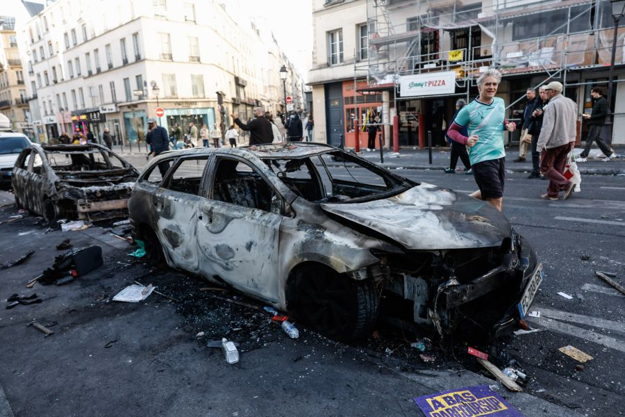 Tausende Geschäfte wurden beschädigt, Autos angezündet.