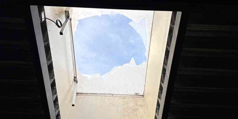 Durch diese Oberlichtkuppel stürzten die beiden 22-Jährigen rund vier Meter in die Tiefe.