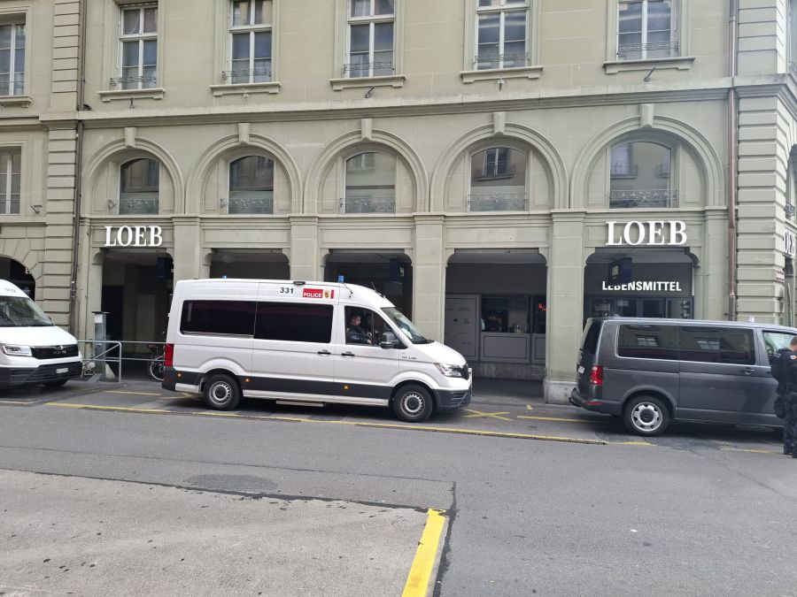 Beim Loeb beim versammeln sich ebenfalls einige Polizisten.