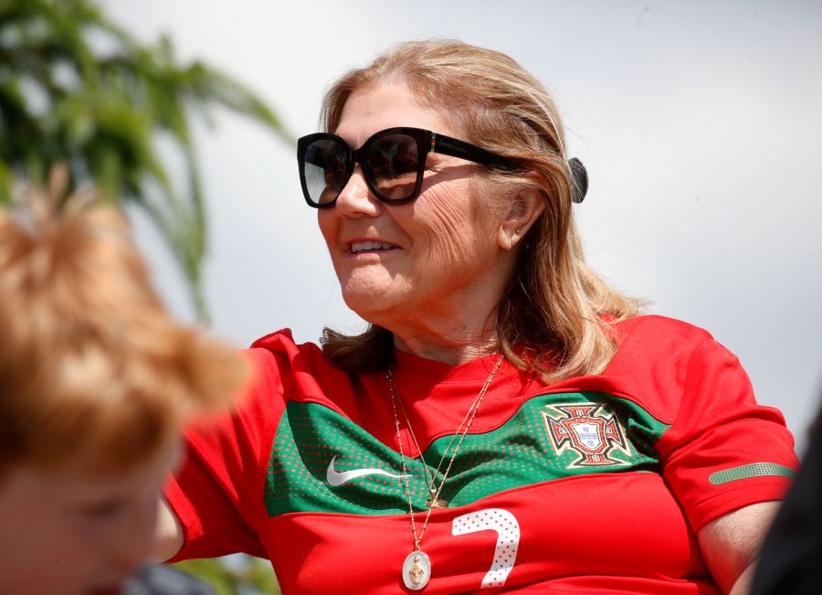 Jetzt meldet sich auch Maria Dolores dos Santos Aveiro, die Mutter von Cristiano Ronaldo im Streit mit der Nationalmannschaft.