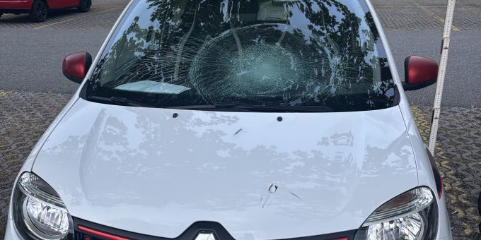 Der zehnjährige Junge verletzt sich bei der Kollision mit dem Auto. Auto