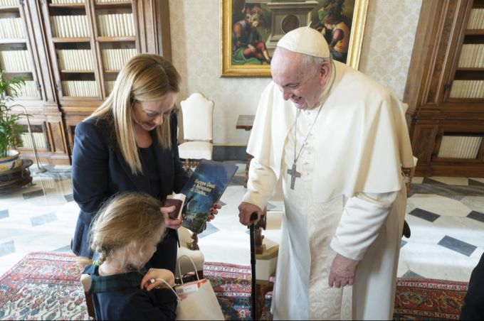 Giorgia Meloni mit ihrer Tochter Ginevra während eines Besuchs beim inzwischen verstorbenen Papst Franziskus. Giorgia Meloni