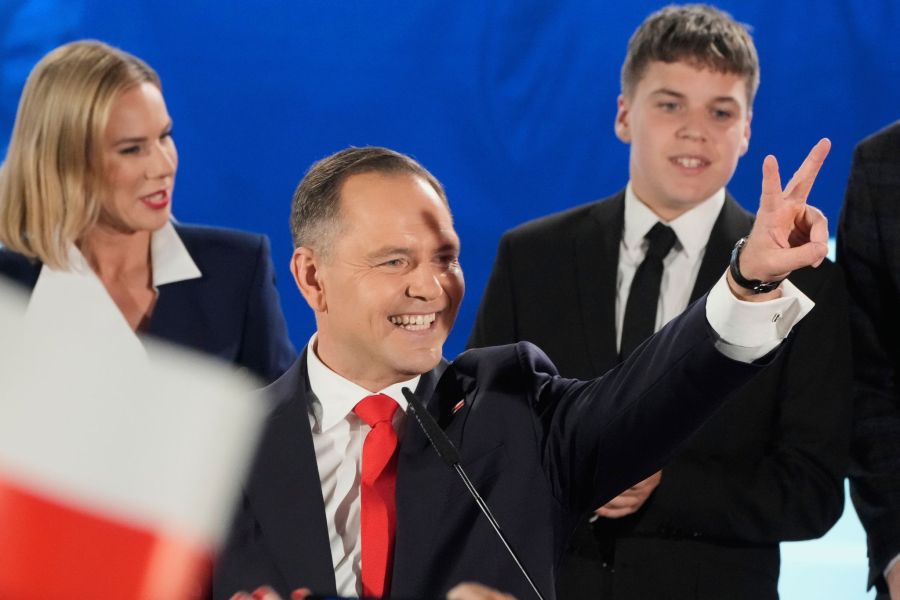 Karol Nawrocki freut sich über seinen Sieg bei der polnischen Präsidentschaftswahl.