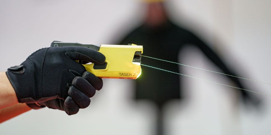 Bundesinnenminister Alexander Dobrindt (CSU) will die Bundespolizei mit Tasern ausrüsten. (Symbolbild)