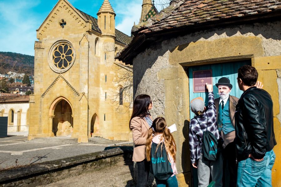 Nur 17 Minuten Zugfahrt von La Neuveville entfernt, bietet Neuenburg mit der Schnitzeljagd «Les Chenapans» ein spannendes Familienabenteuer. Die Tour führt durch die Altstadt auf der Suche nach versteckten Belle Époque-Wandmalereien. Unterwegs warten dabei spannende Rätsel und fürs Lösen gibts sogar eine besondere Belohnung.