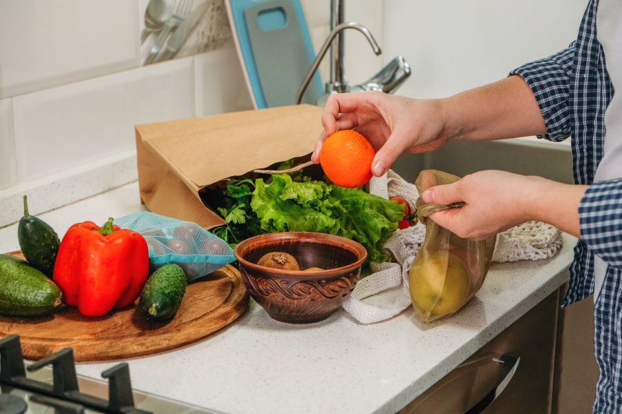 Küche, Obst und Gemüse auf der Arbeitsplatte neben dem Herd