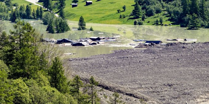 Der Fluss Lonza bahnt sich einen Weg durch den Schuttkegel von Blatten. Blatten