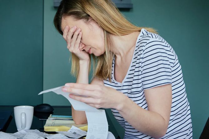 Frau mit Geldsorgen, verzweifelt