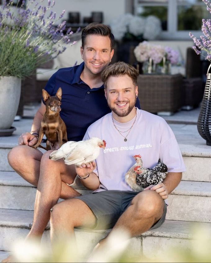 Sven Epiney und Michael Graber liessen sich für die Eheringe sowie ihre Outfits etwas Besonderes einfallen. Sven Epiney