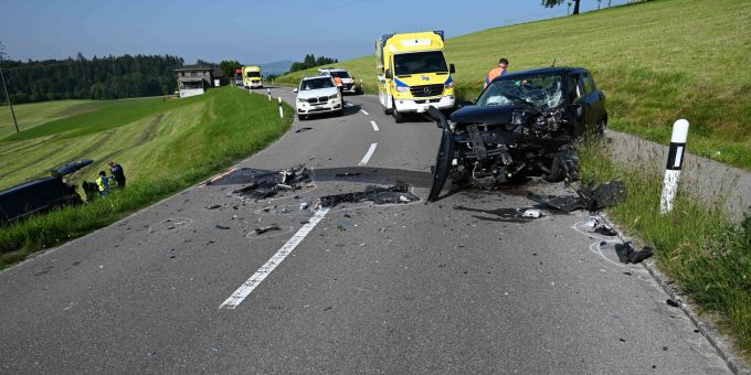 In Kirchberg ist es zu einer Frontalkollision zwischen zwei Autos gekommen. Kirchberg Frontalkollision