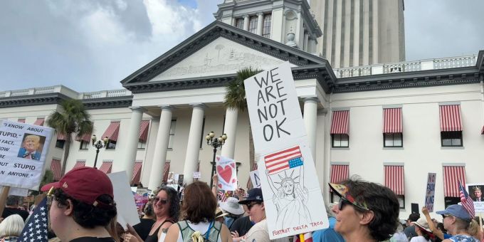 In den USA ist ein 39-jähriger Mann, der bei Protesten gegen Präsident Donald Trump am Wochenende angeschossen wurde, im Spital gestorben. (Archivbild) Proteste