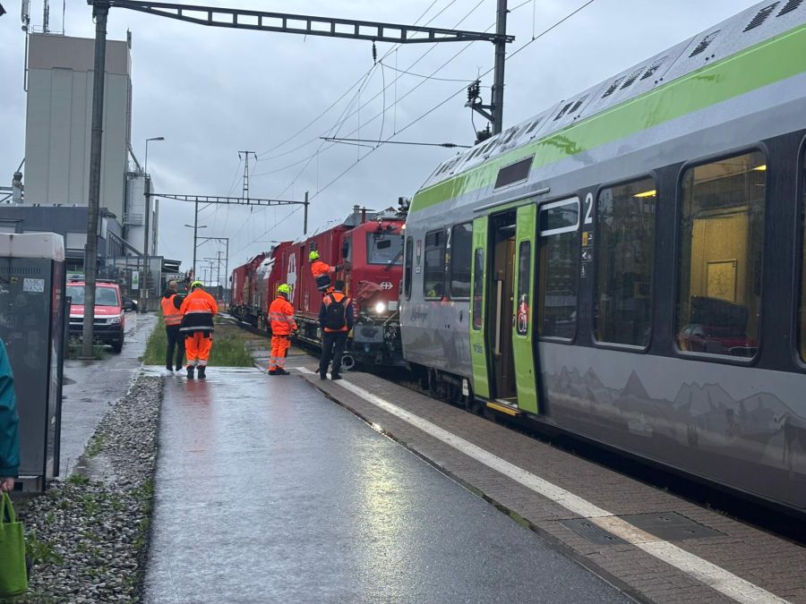 Rund eine Stunde lang blockiert der Zug die gesamte Linie von Belp nach Thun durch das Gürbetal.