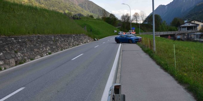Bei einem Selbstunfall in Poschiavo hat sich ein Autofahrer leicht verletzt. Selbstunfall