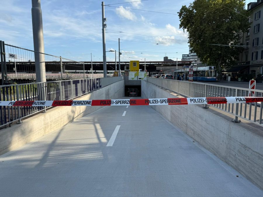 Der Velotunnel ist abgesperrt, die Raver sind trotzdem vor Ort.