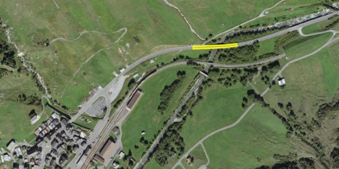 Die Reussbrücke (gelb markiert) am Dorfeingang von Realp wird während sechs Monaten saniert. Die Reussbrücke