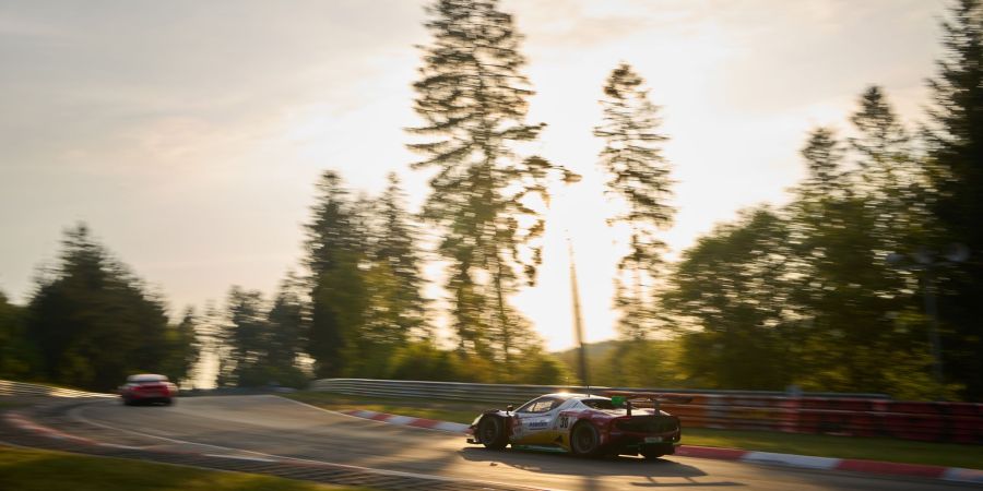 Beim 24-Stunden-Rennen auf dem Nürburgring sorgte ein Stromausfall für eine Unterbrechung.