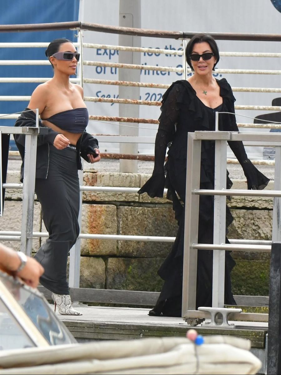 Kim Kardashian (l.) und Mama Kris Jenner am Donnerstagvormittag am Steg des Marco Polo Flughafen.