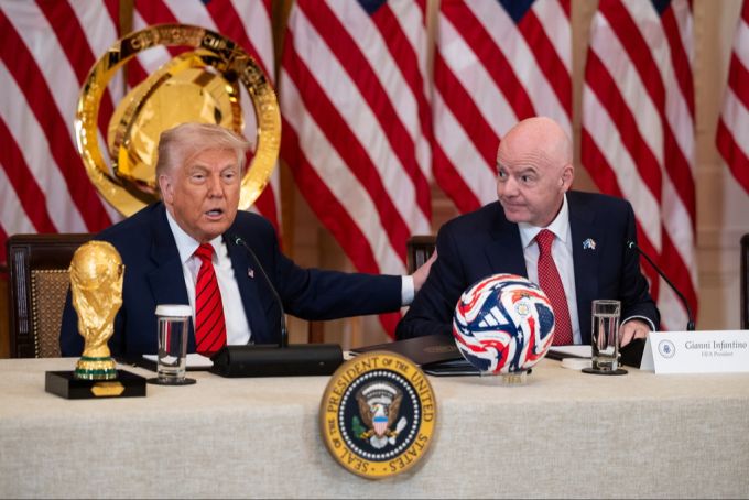 Trump und Infantino bei der Pressekonferenz zur WM 2026. vance