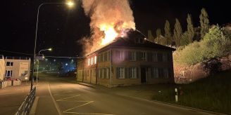 Herisau AR - Brand in Wohnhaus löst Feuerwehr-Grosseinsatz aus