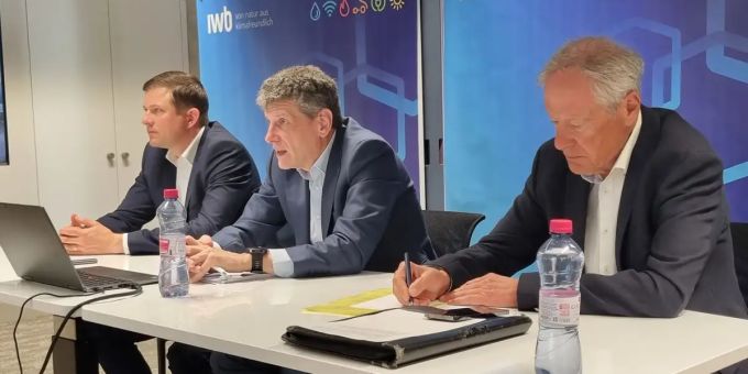 Die IWB-Spitze mit CEO Claus Schmidt (Mitte), Verwaltungsratspräsident Urs Steiner (rechts) und Dominik Freivogel, stellvertretender Finanzchef. onlinereports basel iwb