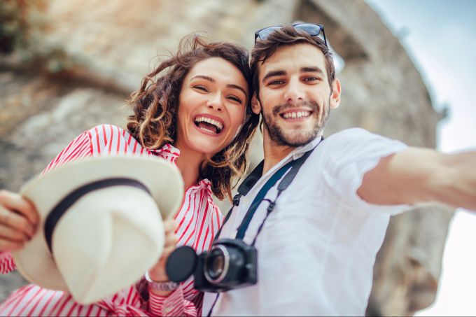Gemeinsamer Besuch eines Kurses, zum Beispiel im Bereich Fotografie. Kurs Paar