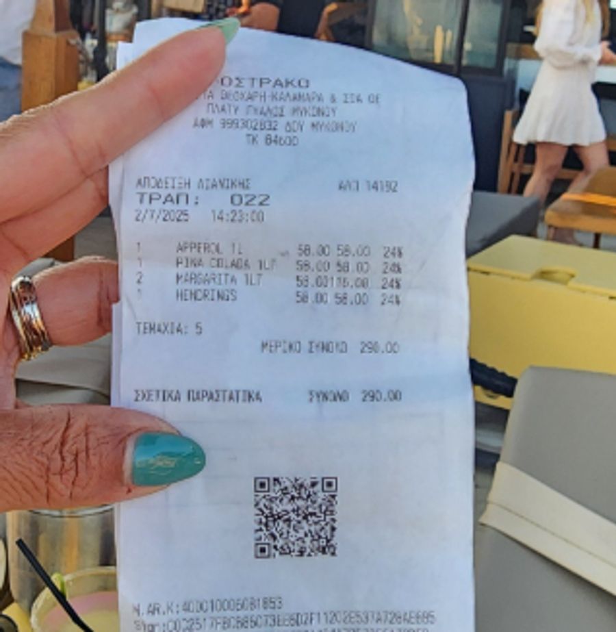 Eine Frau zeigt auf Tripadvisor ihre viel zu hohe Rechnung.