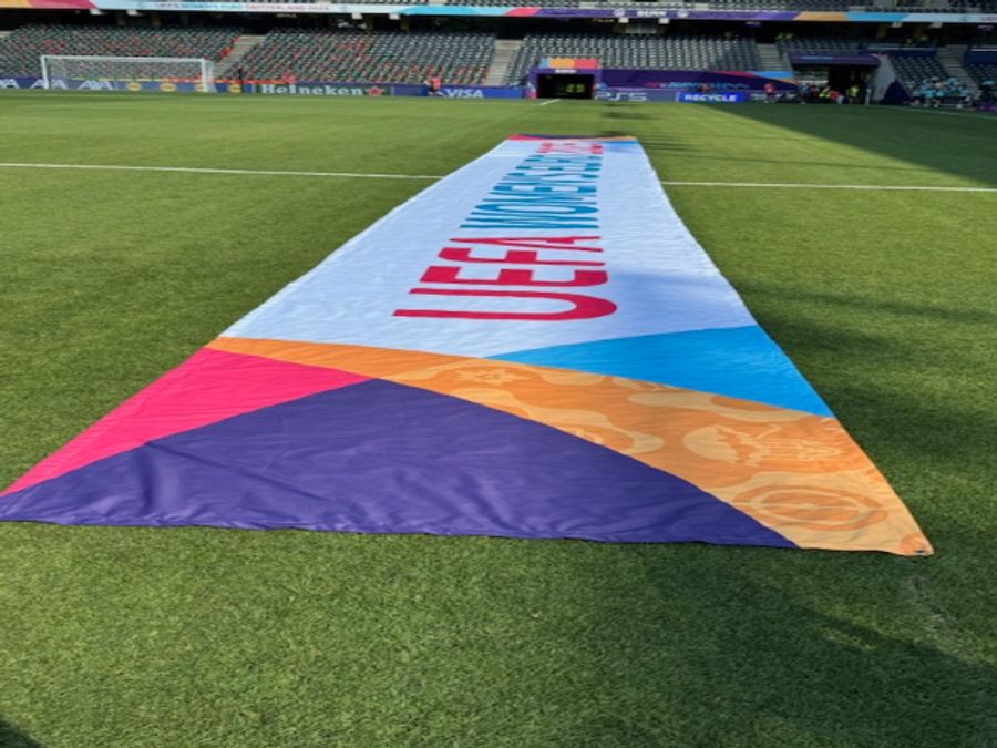 Später wird das Banner der WEURO 2025 auch im Stadion ausgelegt – wie dann auch kurz vor Anpfiff.