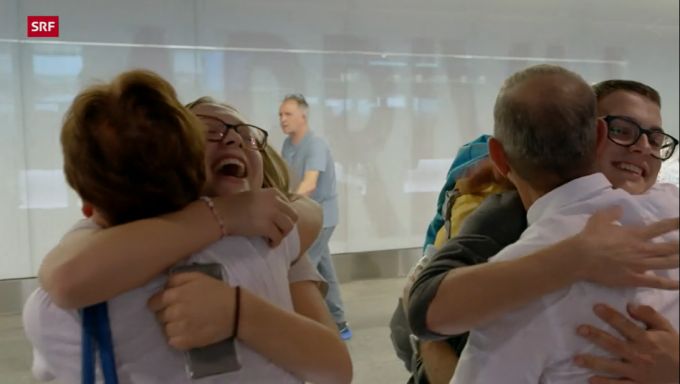 SRF: Nora und Dorian Ramos fallen ihren Eltern bei der Ankunft am Flughafen in die Arme. SRF