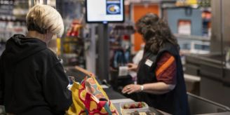 Bern - Mit diesem Trick betrügt falsche Migros-Mitarbeiterin Kundin