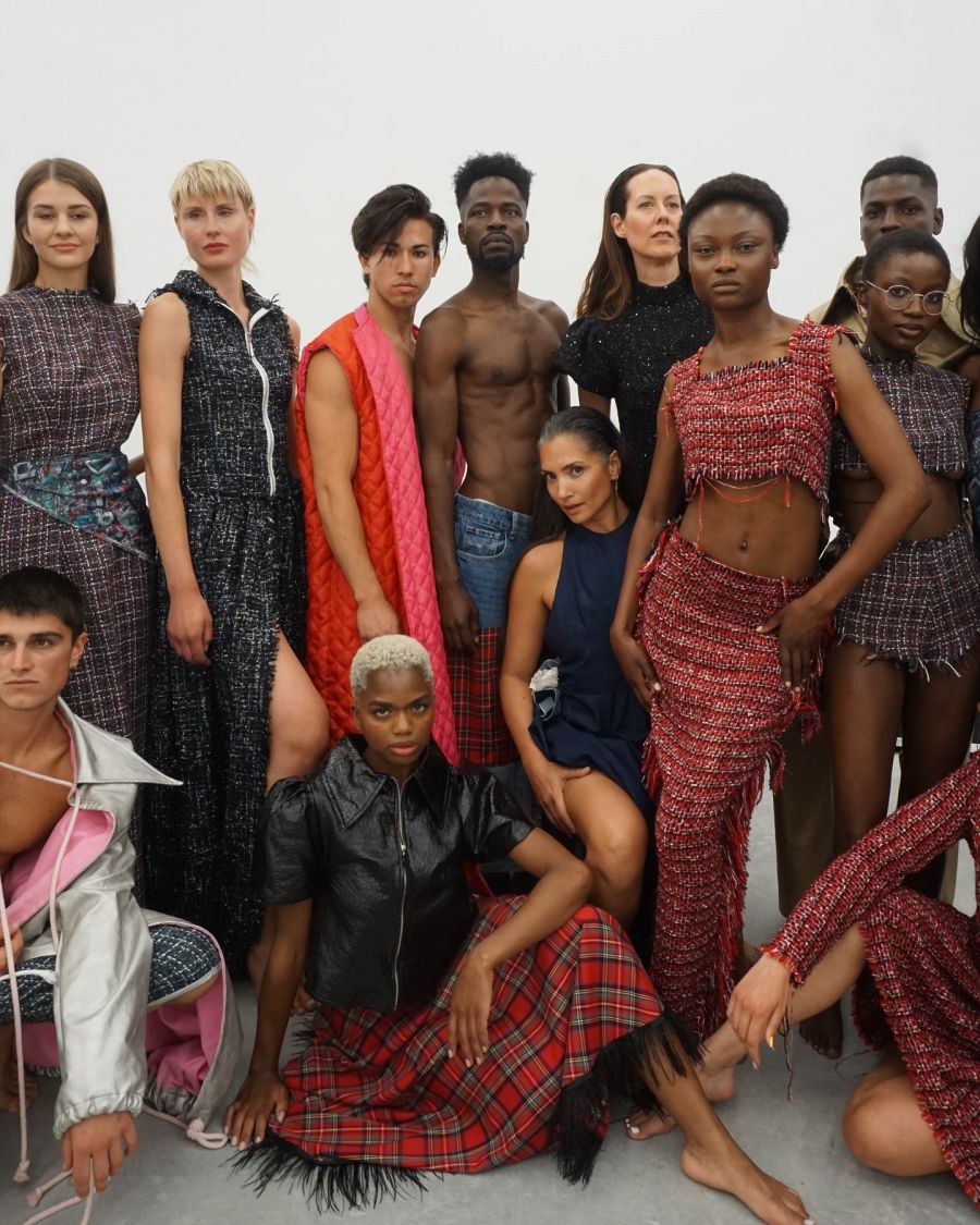 Bianca Sissing (unten Mitte) posiert am «Gran Noche de la Moda y el Arte» auf Mallorca.