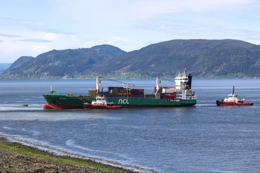Ein Schlepper hat die NCL Salten wieder ins Meer geschafft.