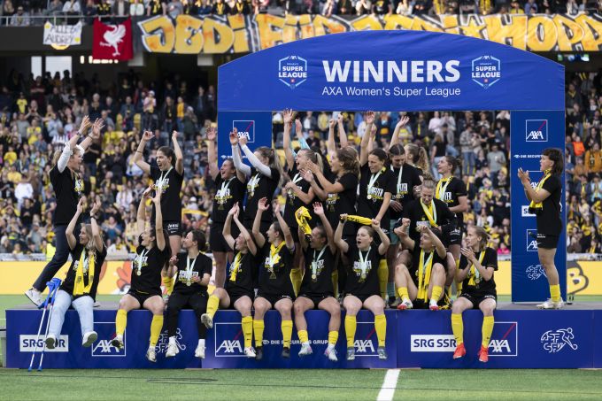 Das Frauen-Team von YB feiert den Meistertitel. YB