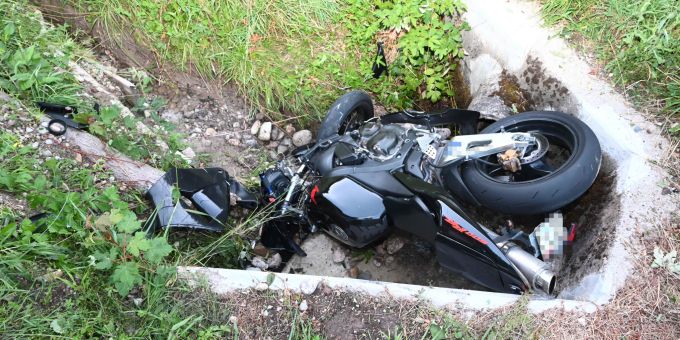 In Mühlrüti ist ein Motorradfahrer verunfallt. Selbstunfall Mühlrüti