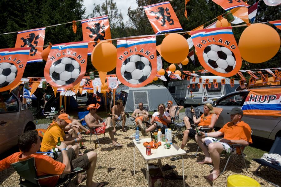 Auch die Camping-Plätze wurden mit orangefarbenen Fan-Artikeln eingedeckt.
