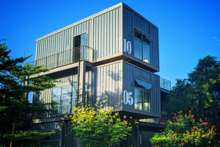 Containerwohnungen: Ausrangierte Frachtcontainer werden zu vollwertigen, teils stapelbaren Wohneinheiten umgebaut – Upcycling im grossen Stil.