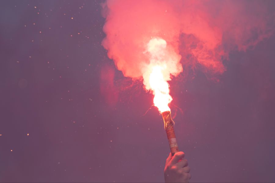 Der Täter hatte das Feuer mit einer bengalischen Fackel ausgelöst. (Symbolbild)
