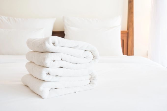 Frische Handtücher sind das Markenzeichen vieler Hotels. handtücher lagern pflegen