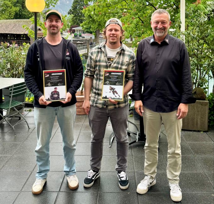 Die beiden neuen Ehrenmitglieder des EHC Thun, Joel Reymondin (l.) und Fabian Boss, sowie Vize-Präsident Alex Reymondin (r.). EHC Thun