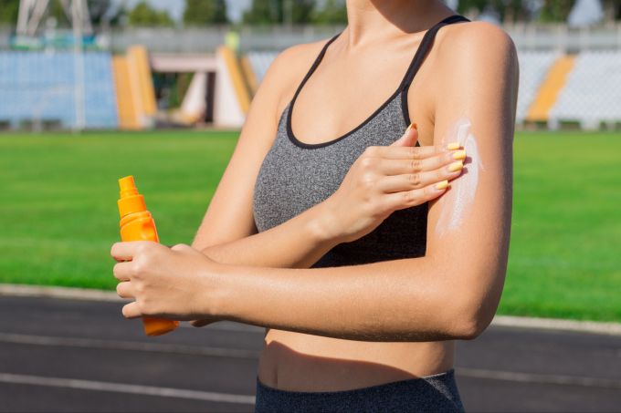 Eine gute Sonnenschutzcreme ist im Sommer unerlässlich. Frau trägt Sonnenschutz auf