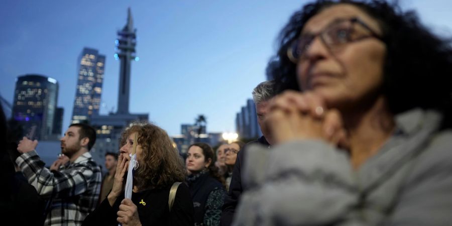 In Israel verfolgten Menschen vergangenes Wochenende die Freilassung dreier Geiseln. (Archivbild)