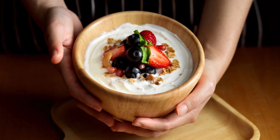 Schüssel mit Joghurt und Früchten