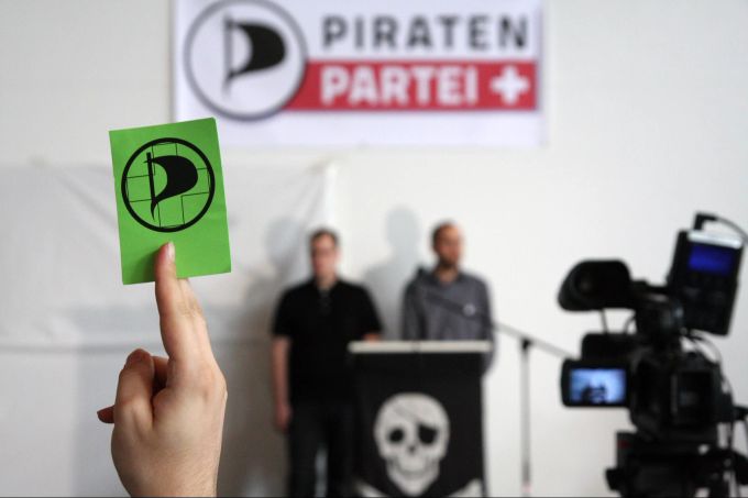 Die Piratenpartei sieht sich mit Streit, Vorwürfen und Aussperrungen unter den eigenen Mitgliedern konfrontiert. Piratenpartei Schweiz