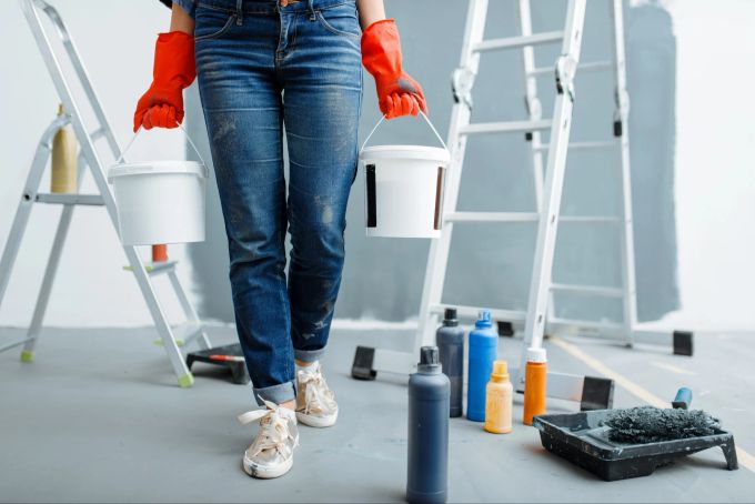Wusstest du, das bestimmte DIY-Projekte den Wert deiner Immobilie senken können? frau farbe diy renovieren