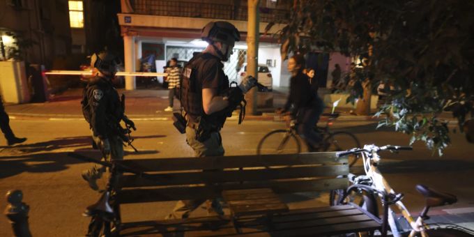 Israelische Sicherheitskräfte patrouillieren in Tel Aviv nach der Messerattacke. israel