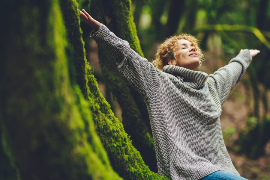 Frau im Wald, Entspannung