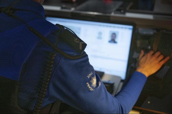 Gesicht hinhalten statt Pass vorzeigen? In Schweizer Flughäfen womöglich schon bald Realität. Security schaut auf Monitor